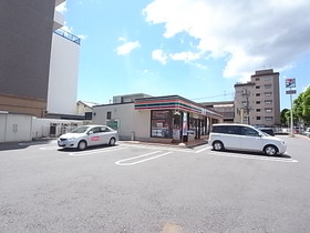 Convenience store. Seven-Eleven (convenience store) to 200m