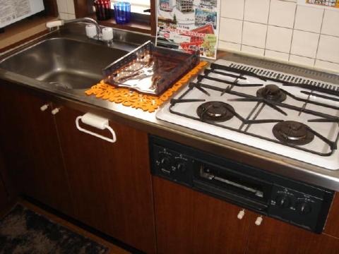 Kitchen. kitchen 3-burner stove, With grill!
