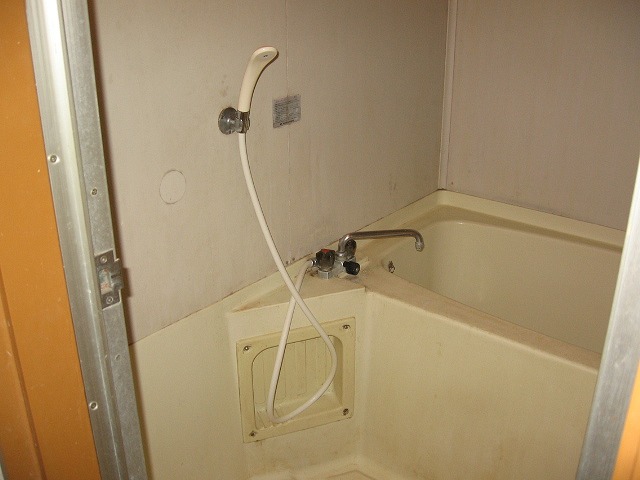 Bath. It is a tub of wide enough even one person living