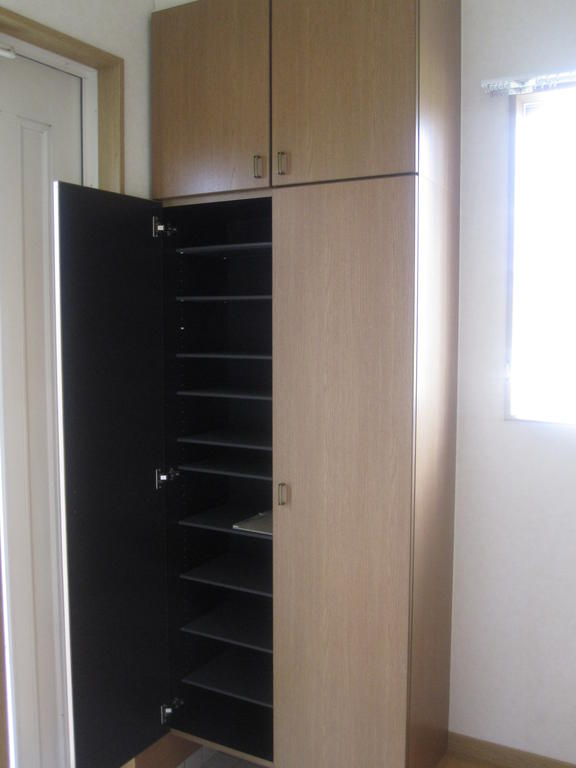 Entrance. Thor type of shoe box