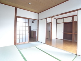 Living and room. Calm and there is a Japanese-style room