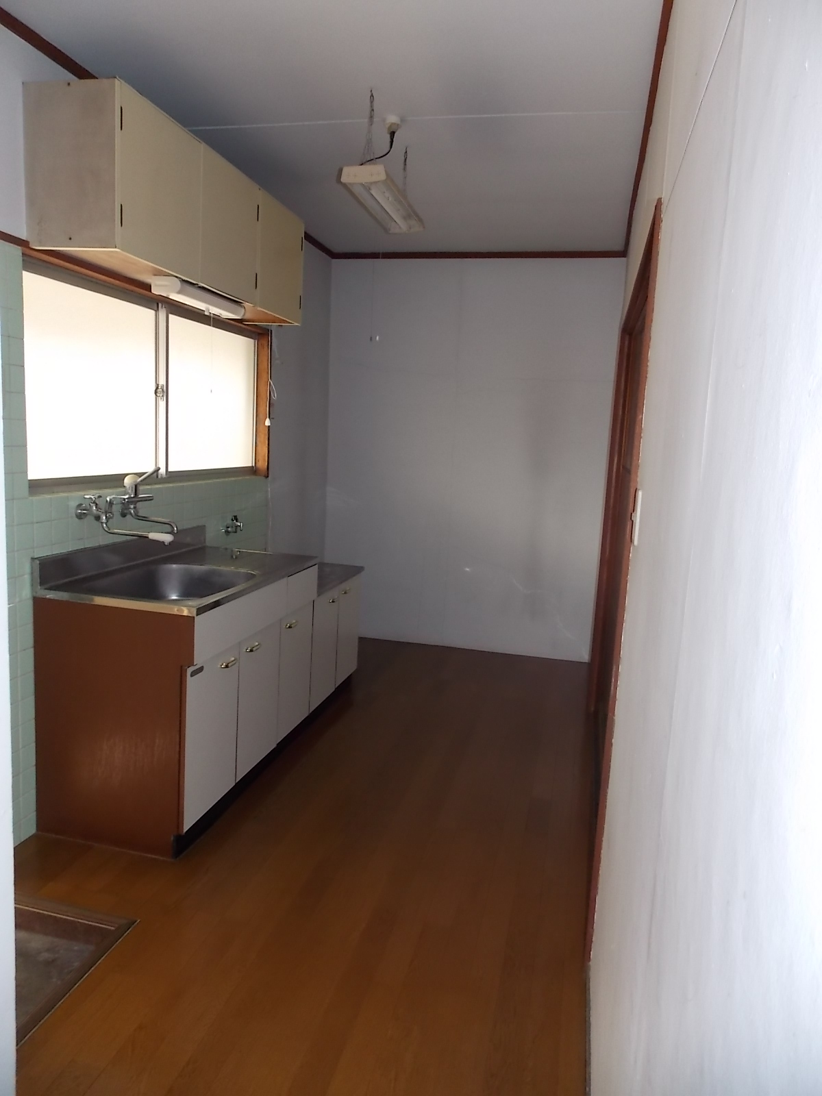 Kitchen. There is a window in the kitchen It contains the bright sunlight ☆