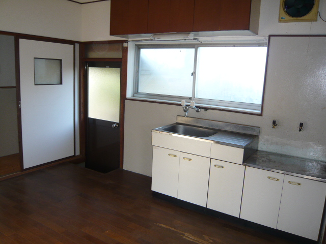 Kitchen. Window there in the kitchen