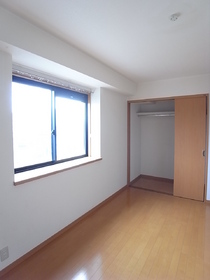 Living and room. Are many windows in the corner room