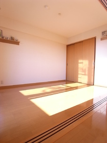 Living and room. Living room is next to the Western-style. It can be used in the living room and continued