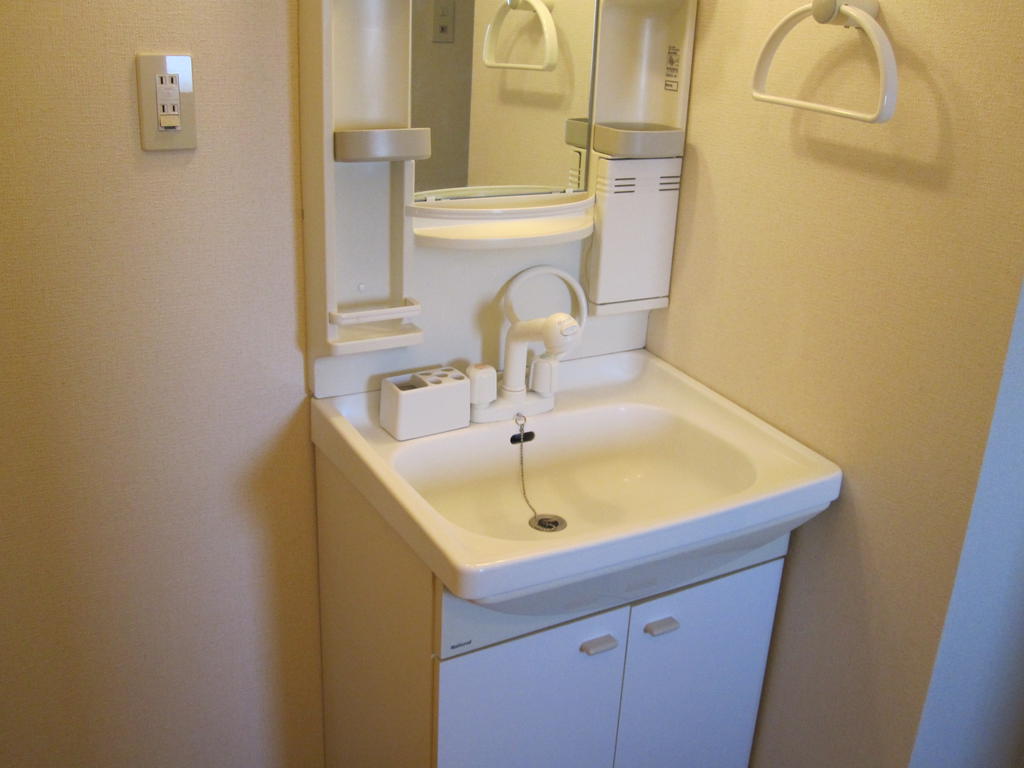 Washroom. Independent wash basin, which come in handy to