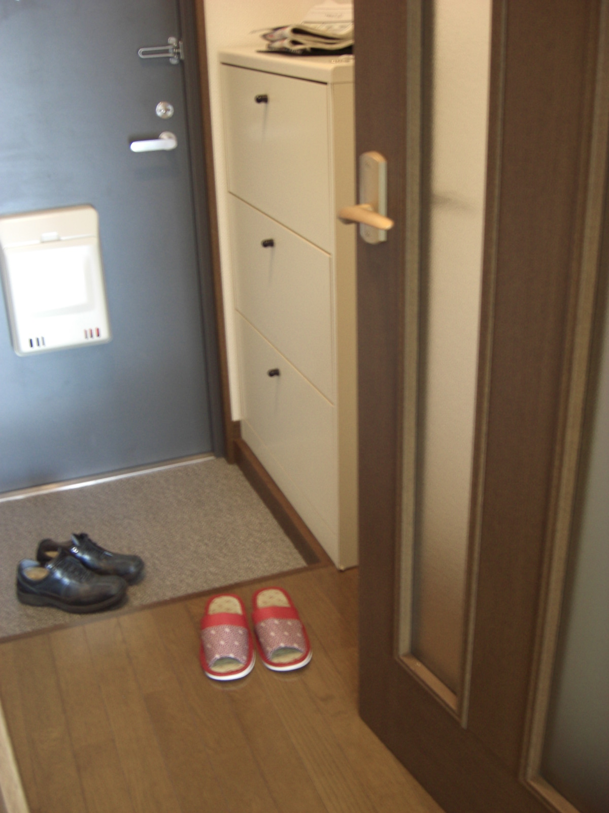 Entrance. Shu's box 14 feet worth entering ・ Slippers purse