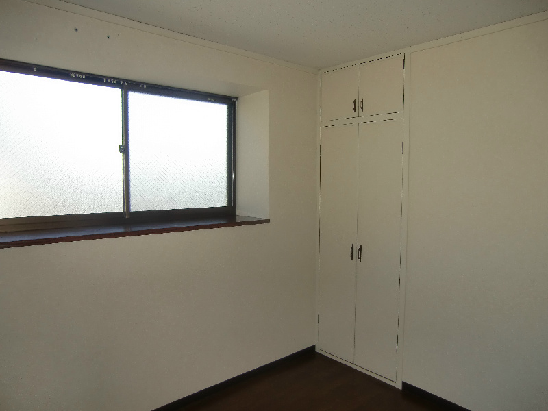 Other. Western-style is a bay window Yes