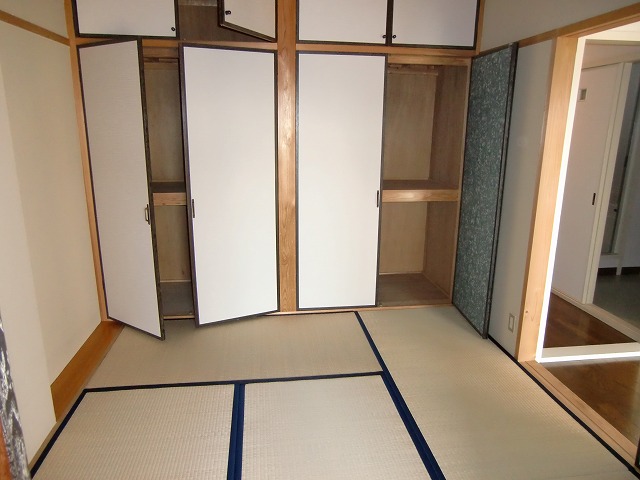 Other room space. Storage lot!