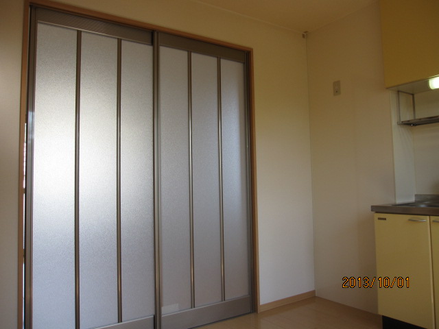 Other room space. Brighter kitchen by a partition door to pass through the light