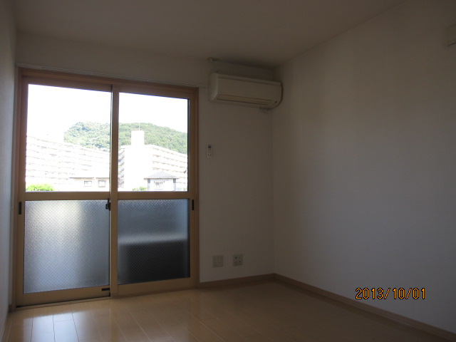 Living and room. It comes with air conditioning