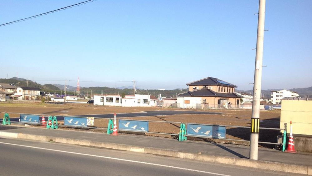 Local photos, including front road. Local (February 2013) Shooting