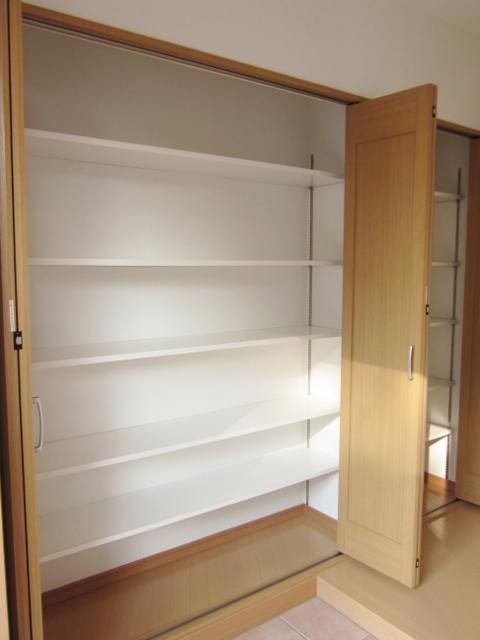 Receipt. Entrance storage