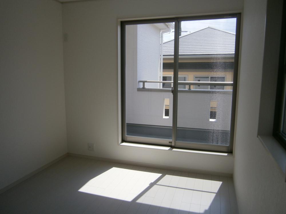 Non-living room. Bright rooms with a south-facing balcony