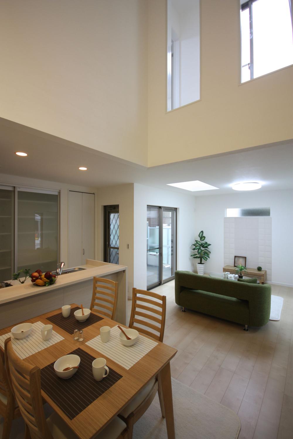 Dining top of the vaulted ceiling gives a sense of open to the dining table of the family [Our construction cases] . Dining top of the vaulted ceiling gives a sense of open to the dining table of the family