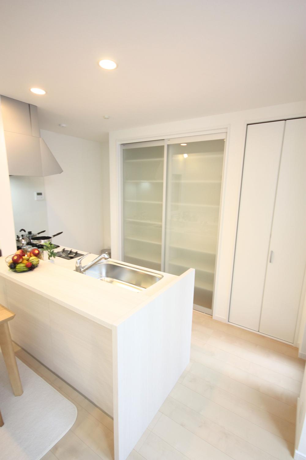 Building plan example (introspection photo). Kitchen back of the pantry ingredients ・ Okeru houses and seasoning always neat storage well [Our construction cases] 