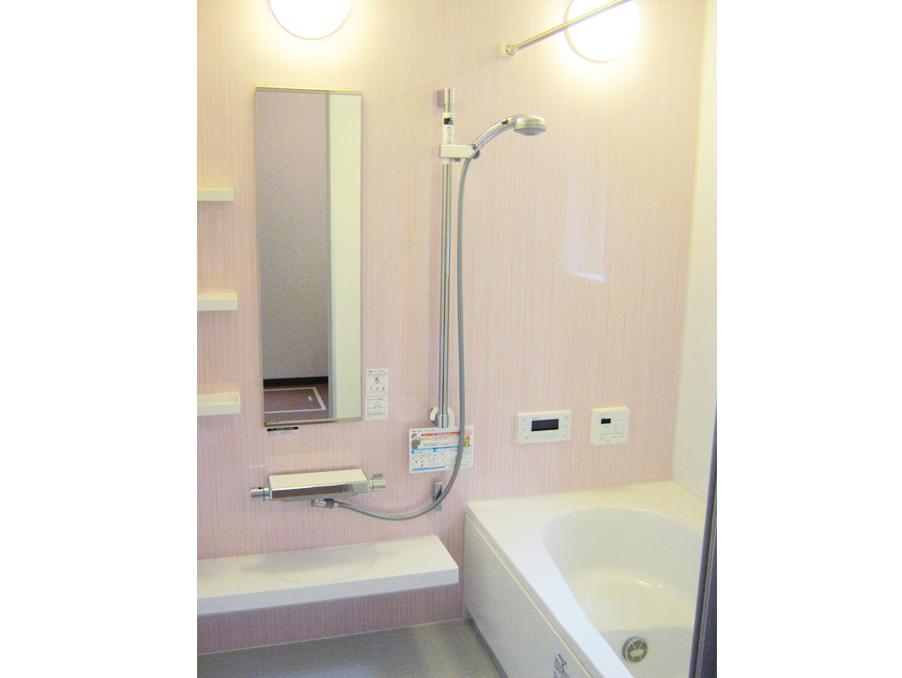 Bathroom. Wide bathroom of 1618 the size of the soft colors. Also entered in the parent and child is the breadth of the room. (No. 6 locations)