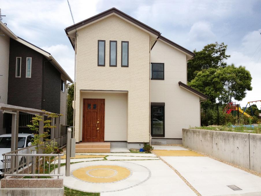 Local appearance photo. Second floor of the design window is impressive. Beige different materials used is stylish appearance of the system. (No. 2 locations)