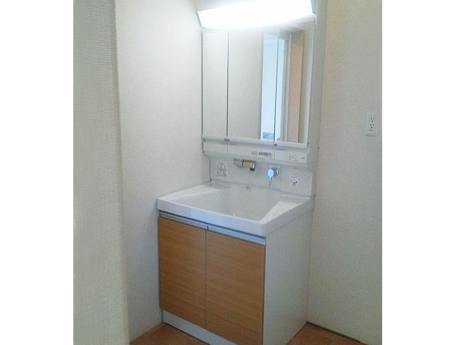 Wash basin, toilet. Wide basin bowl and with eco faucet that does not waste hot water. Breadth of storage space has also been reserved. (No. 2 locations)