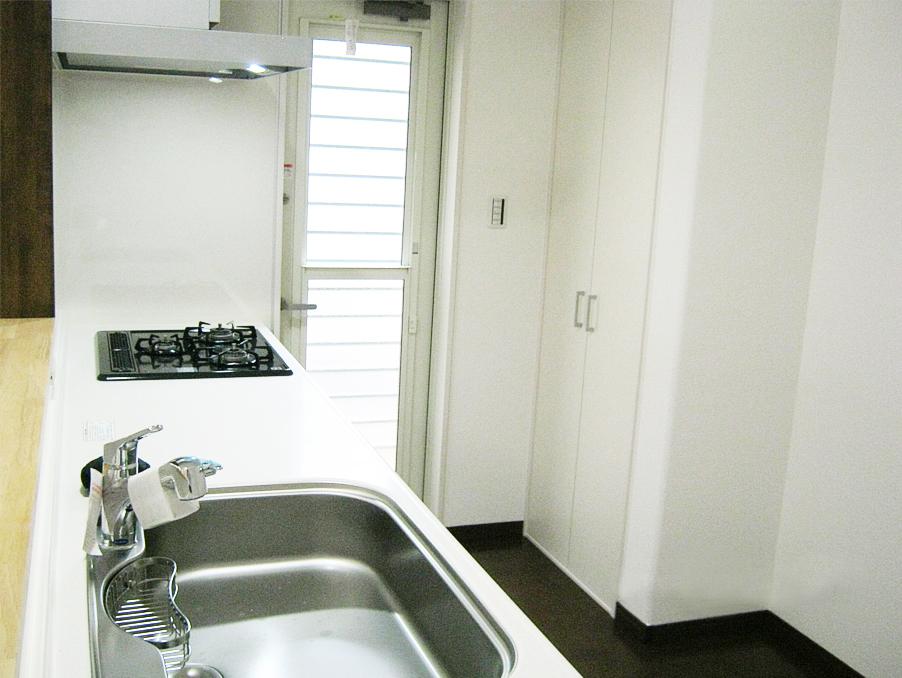 Kitchen. Set up a pantry in the face-to-face kitchen. With dishwasher. (No. 6 locations)