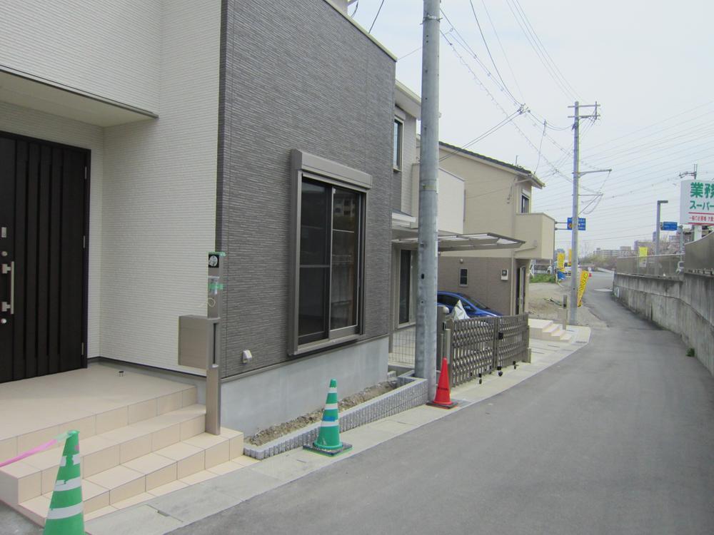 Local photos, including front road. Example of construction