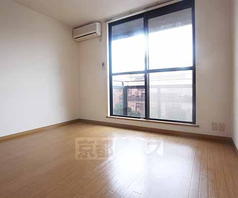 Living and room. Spacious room.