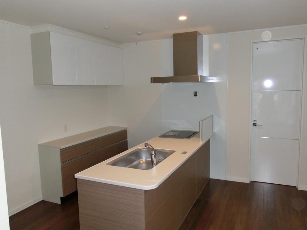 Kitchen. Living and dining, Separate the kitchen by a wall or partition from the idea of ​​"zoning", To the axis, such as "food" and "relaxation", "Put", etc. to the open field kitchen and furniture Efficient raw activity line in the concept of "Plaything"