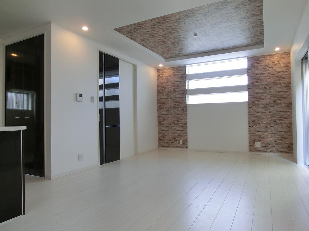 Living. Spacious floor plans to the white tones, To achieve a "clear some open abode". Open living which is the center of family life, Walls and ceiling of the stone paste accents gives a change in the space. 