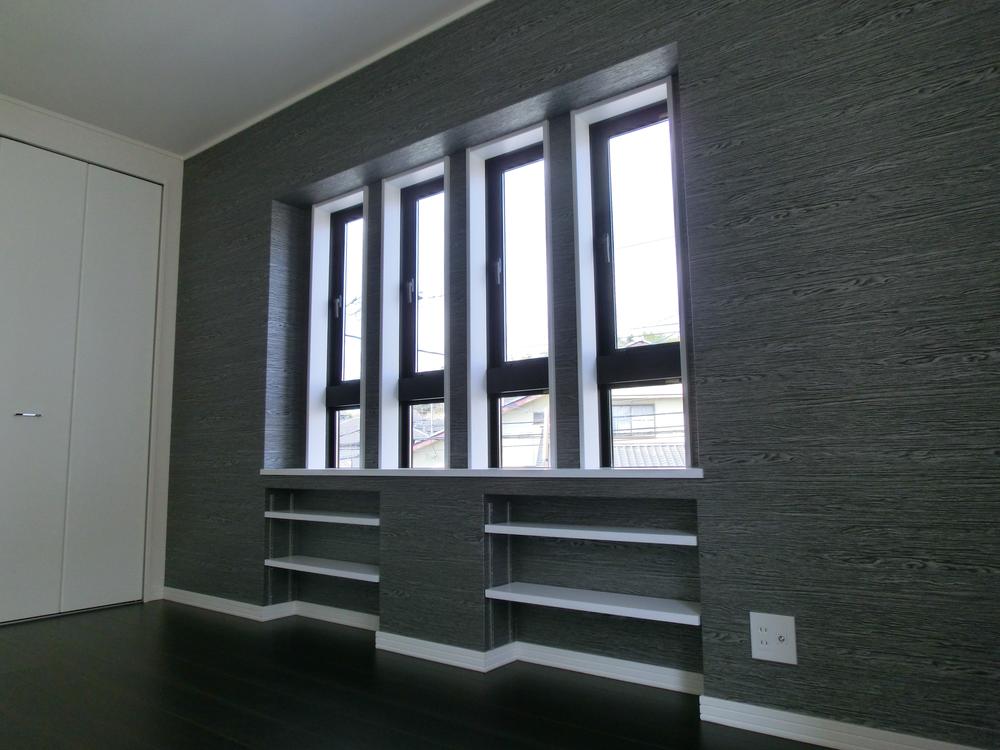 Model house photo. Of the second floor bedroom interior, And finished in the image with a profound feeling chic, Slit windows arranged in the four is also the accent of appearance. 