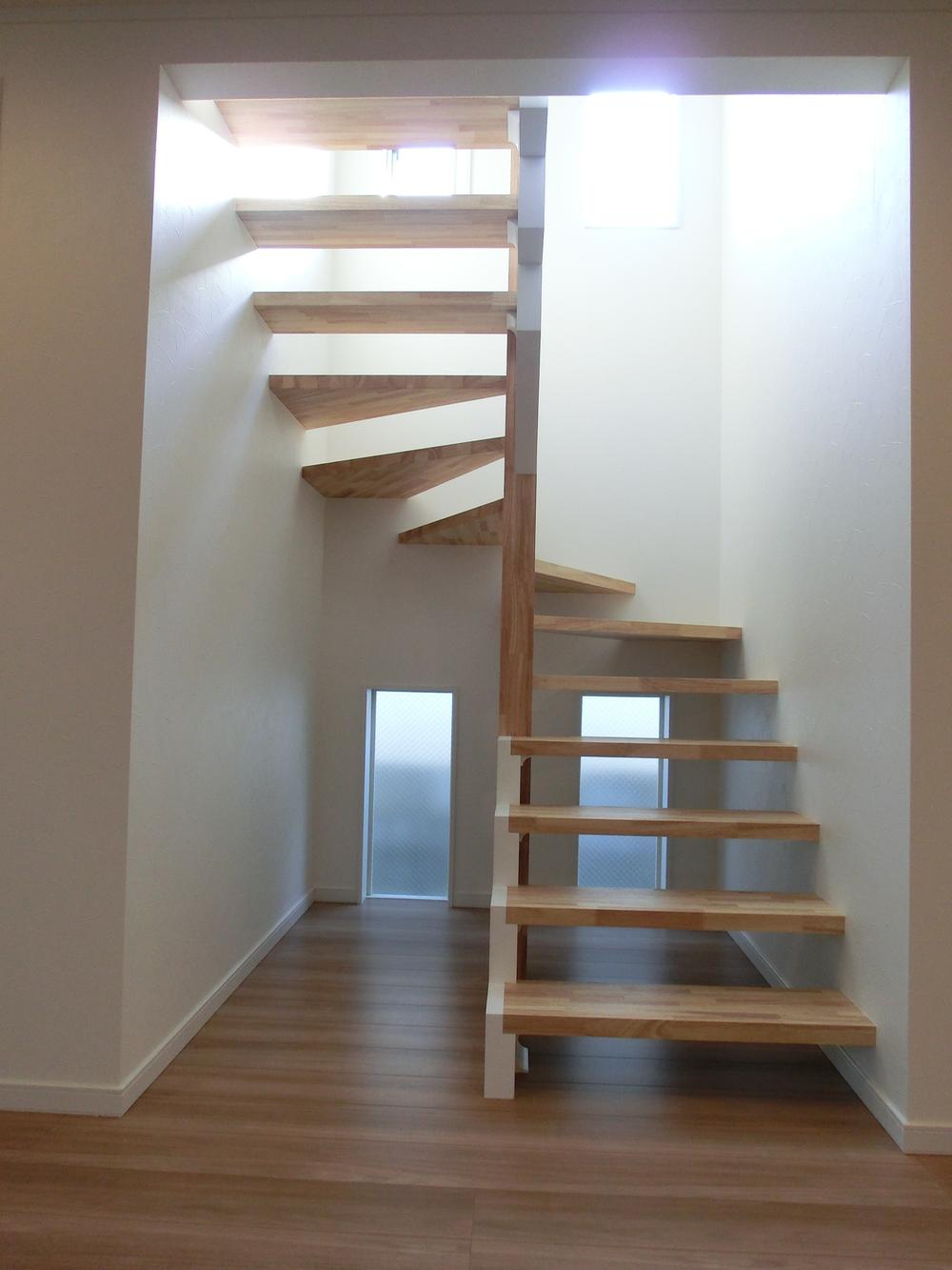 Living. Designed to slit stairs, which is provided in the living room, which is also the accent of space. In harmony with furniture of hue that flooring of walnut material is calm, To calm space in quality. 