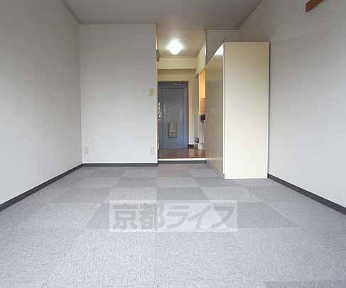 Living and room. 7 Pledge Western-style.