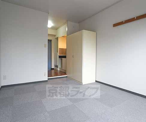 Living and room. 7 Pledge Western-style.