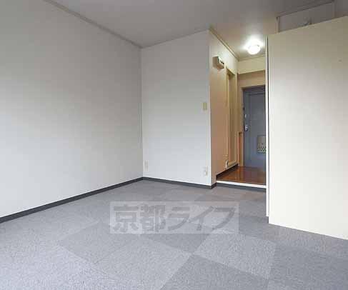 Living and room. 7 Pledge Western-style.