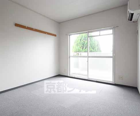 Living and room. 7 Pledge Western-style.