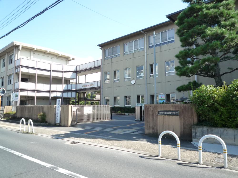Primary school. Tomino to elementary school 240m