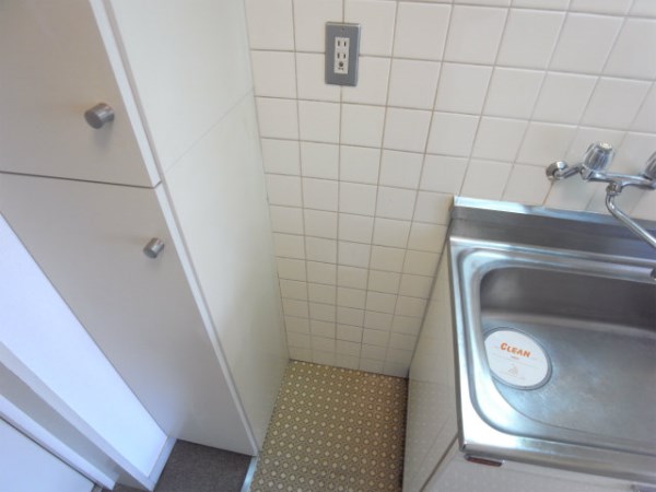 Other room space. Refrigerator yard