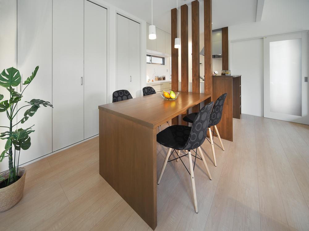 Building plan example (Perth ・ Introspection). Dining in the kitchen next to the breeze that carries the dishes.  [Our construction cases] 