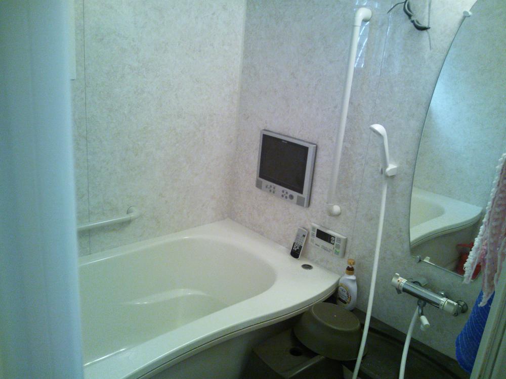 Bathroom. Do not miss TV is also seen in the bath. Terrestrial digital broadcasting antenna replaced..