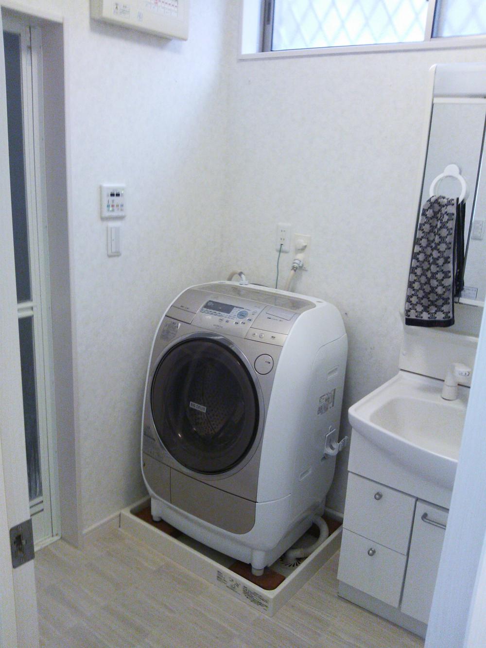 Wash basin, toilet. Definitive also drum-type washing machine space