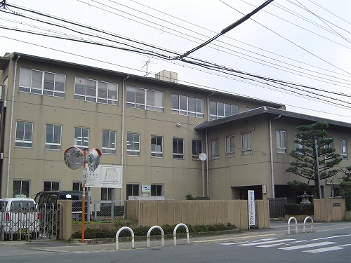 Primary school. Tomino to elementary school (elementary school) 690m