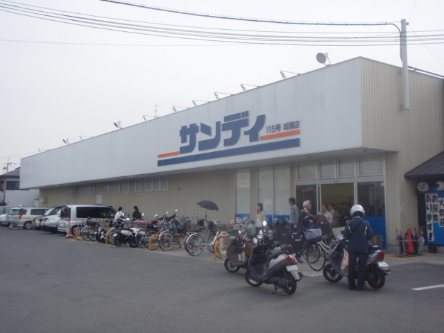 Supermarket. 450m to Sandy Chengyang store (Super)