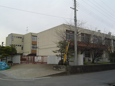Junior high school. Nishijoyo 640m until junior high school (junior high school)