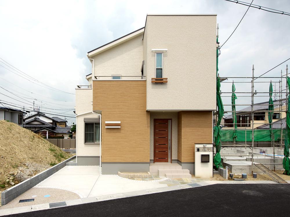 Model house photo. Life feeling model house No. 7. Attention is open-minded LDK by the full flat kitchen and atrium. 