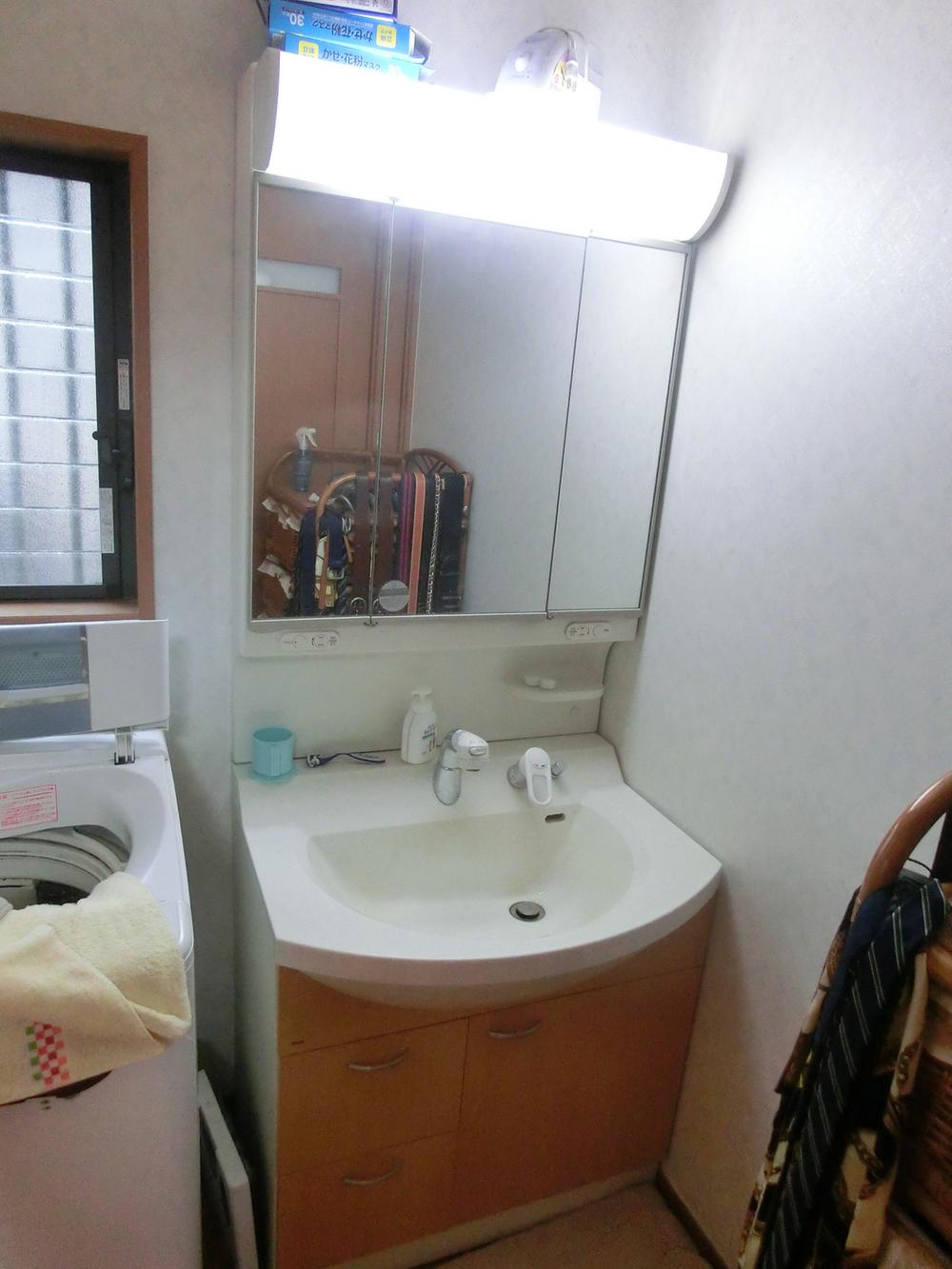 Wash basin, toilet. Indoor (10 May 2013) Shooting