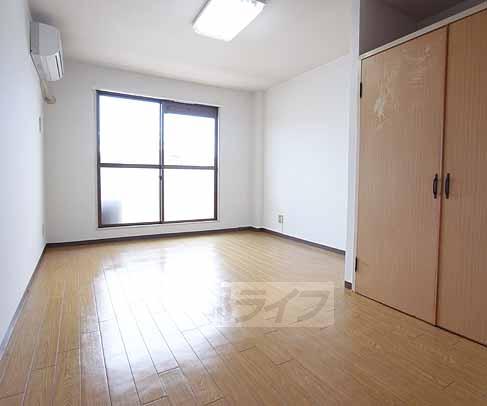 Living and room. Spacious room.