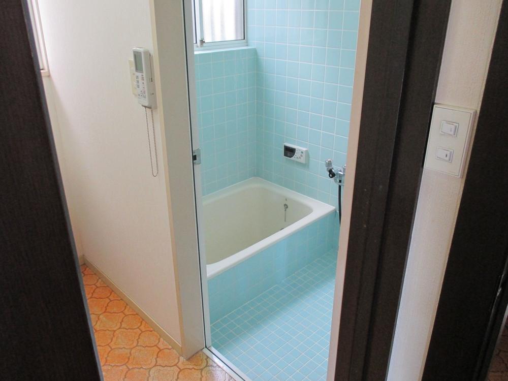 Bathroom. Indoor (10 May 2013) Shooting