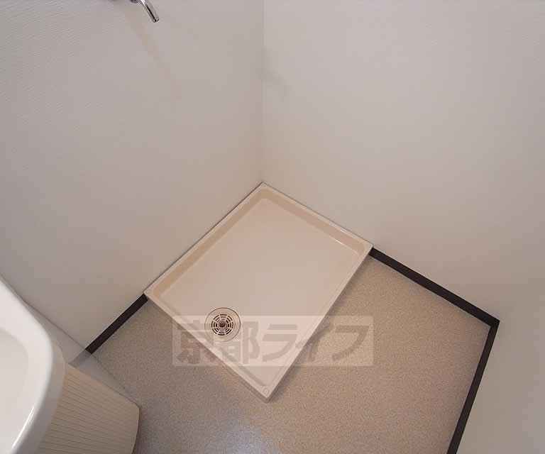 Other room space. This washing machine space.