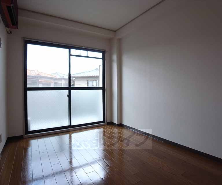 Living and room. It is east of the Western-style.