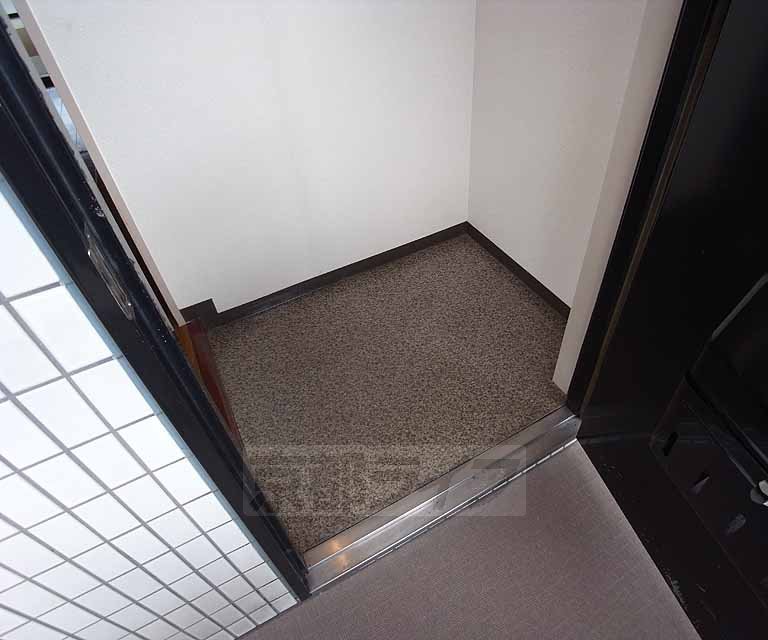 Entrance. It is a low entrance stepped.