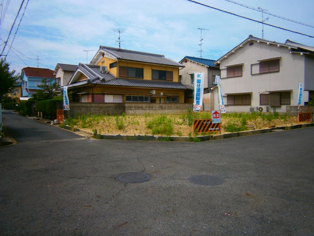 Local photos, including front road. 6M corner lot